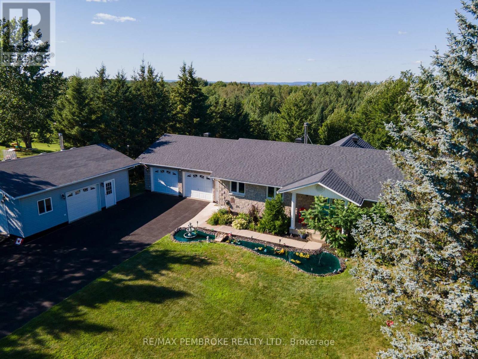 56 ROBERTSON DRIVE, Whitewater Region, Ontario