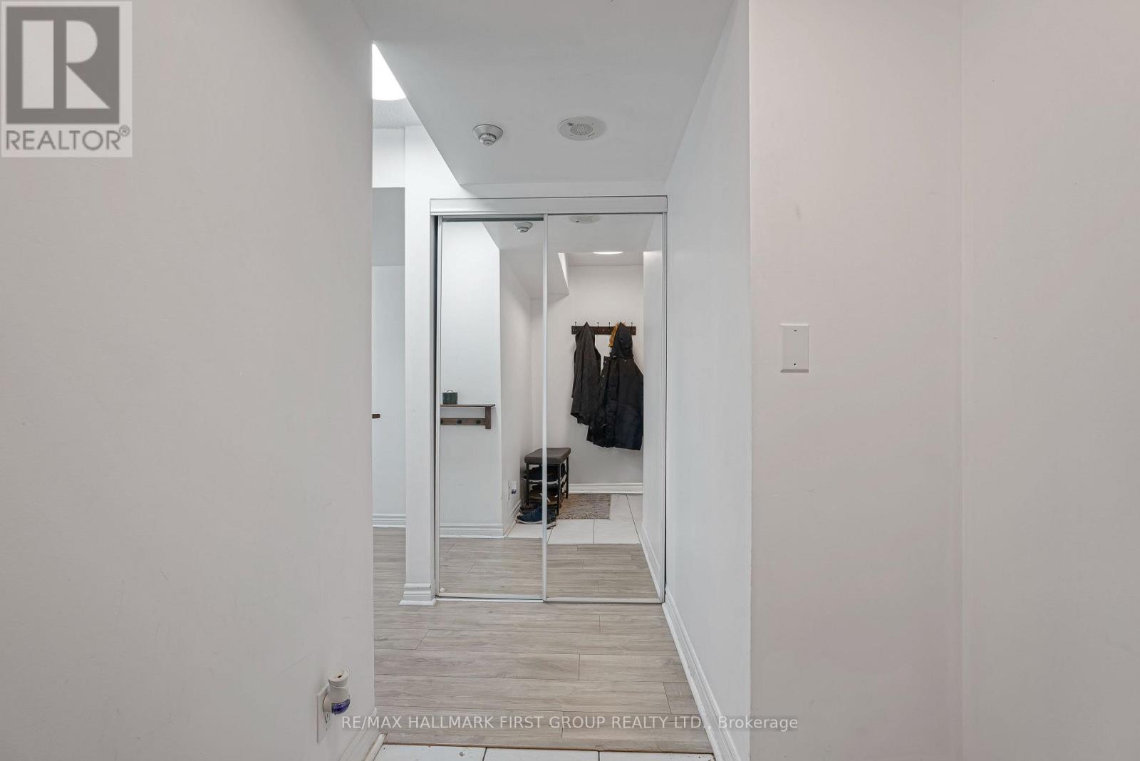 305 - 33 Elm Drive W, Mississauga, Ontario  L5B 4M2 - Photo 4 - W13581278