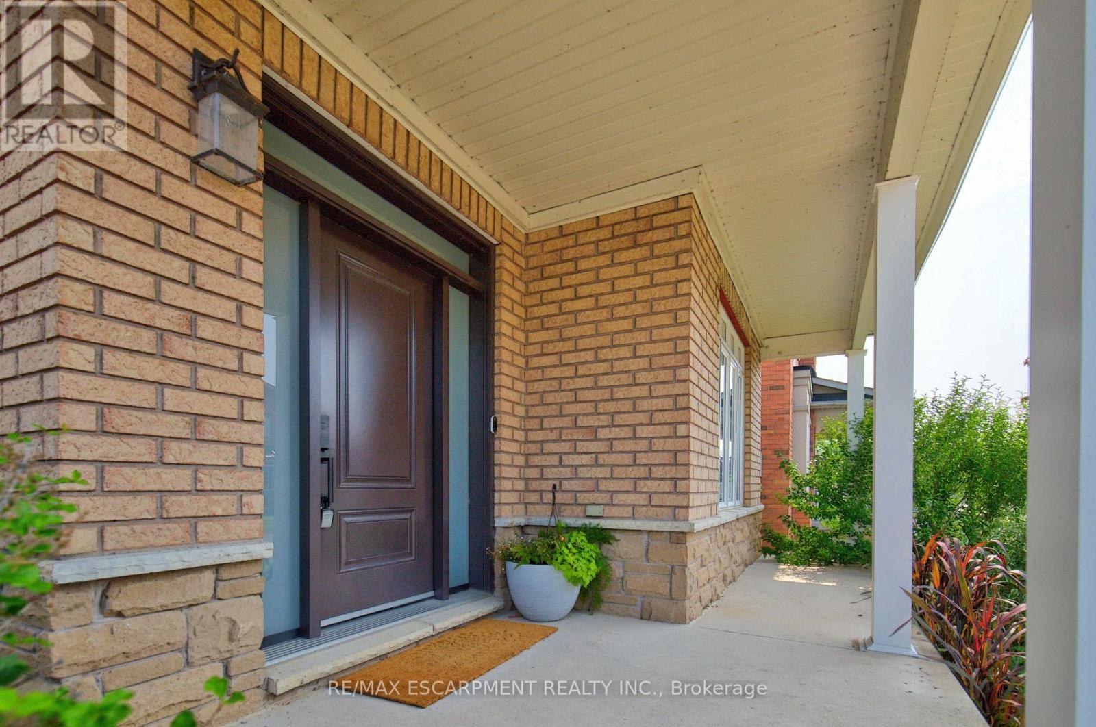 16 Watercliff Place, Hamilton, Ontario L8E 6E5 - Photo 2 - X13581356