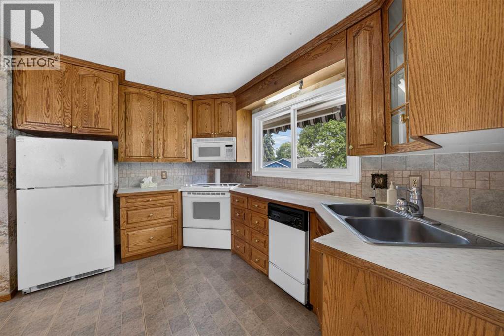 135 Huntcroft Way Ne, Calgary, Alberta  T2K 4E4 - Photo 32 - A2329692