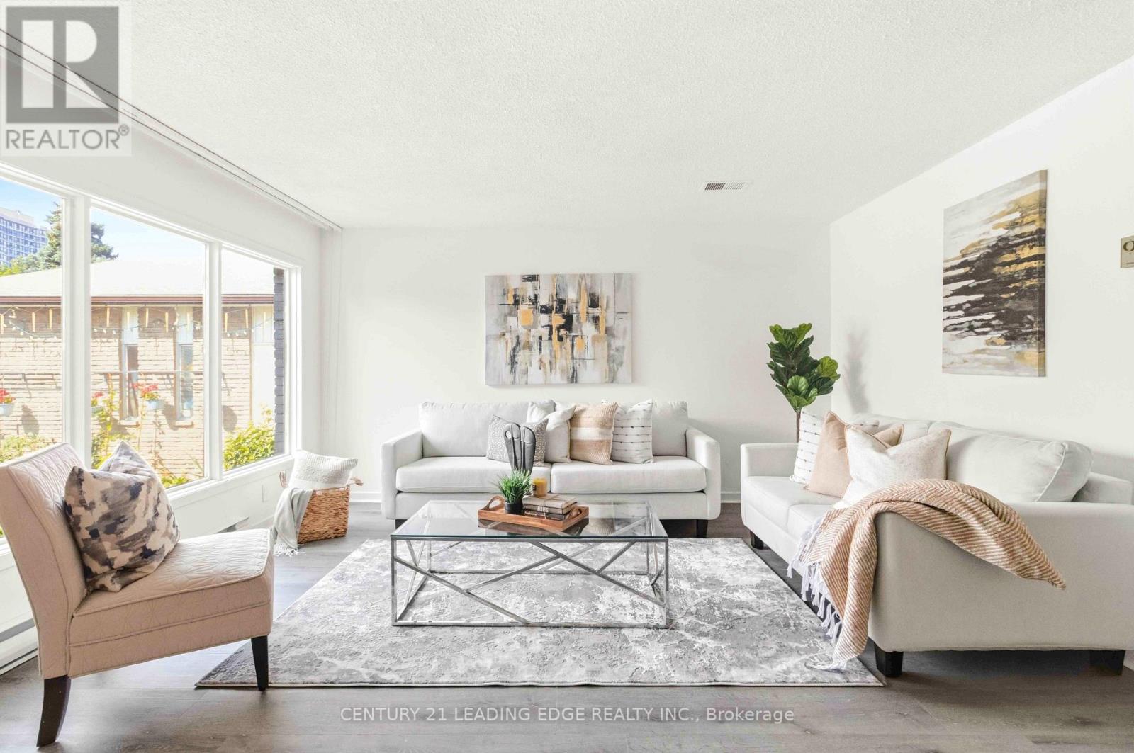 27 COACH LITEWAY, Toronto, Ontario