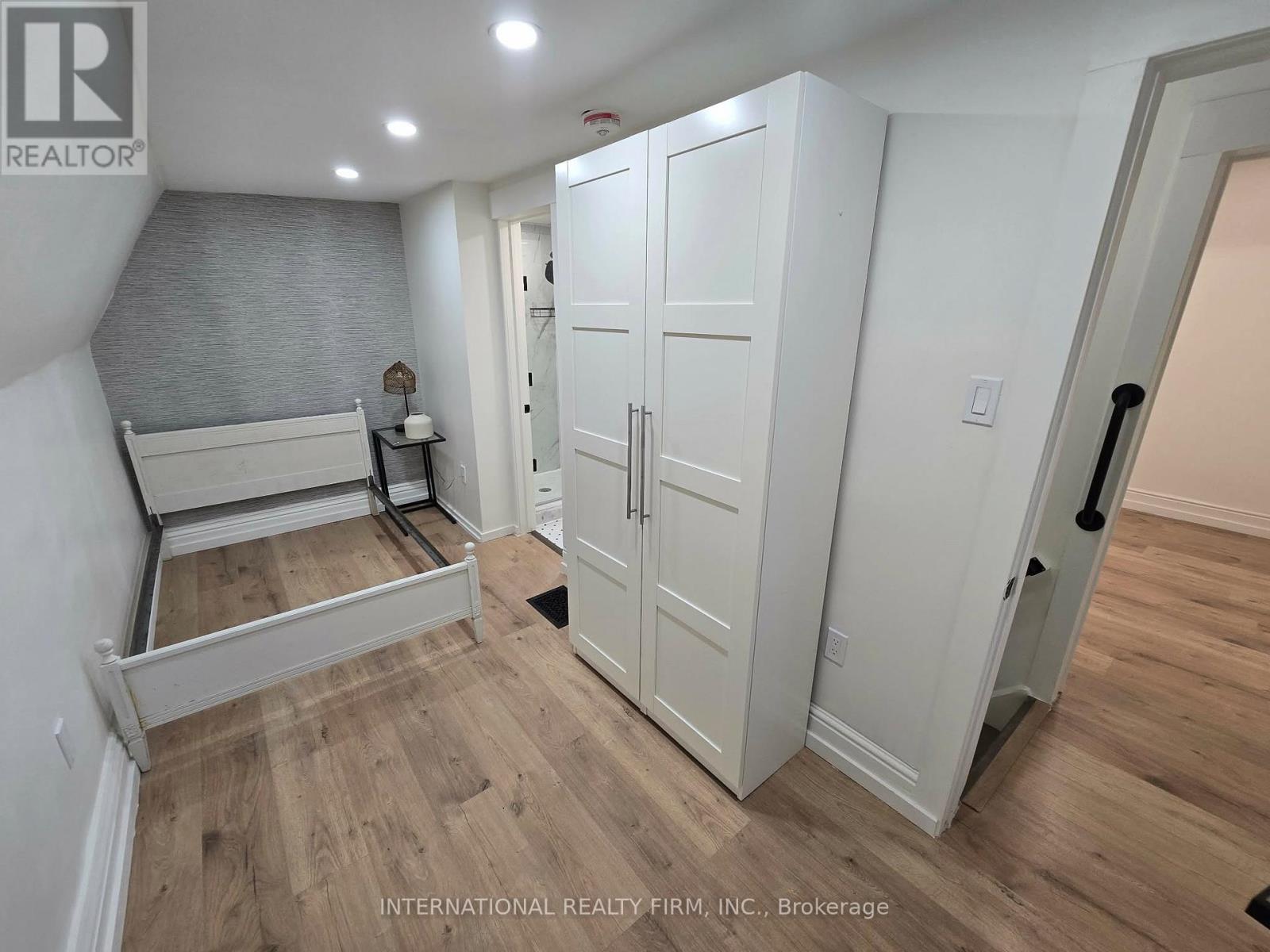 Upper - 793 Dufferin Street, Toronto, Ontario M6H 3K8 - Photo 16 - C13581456