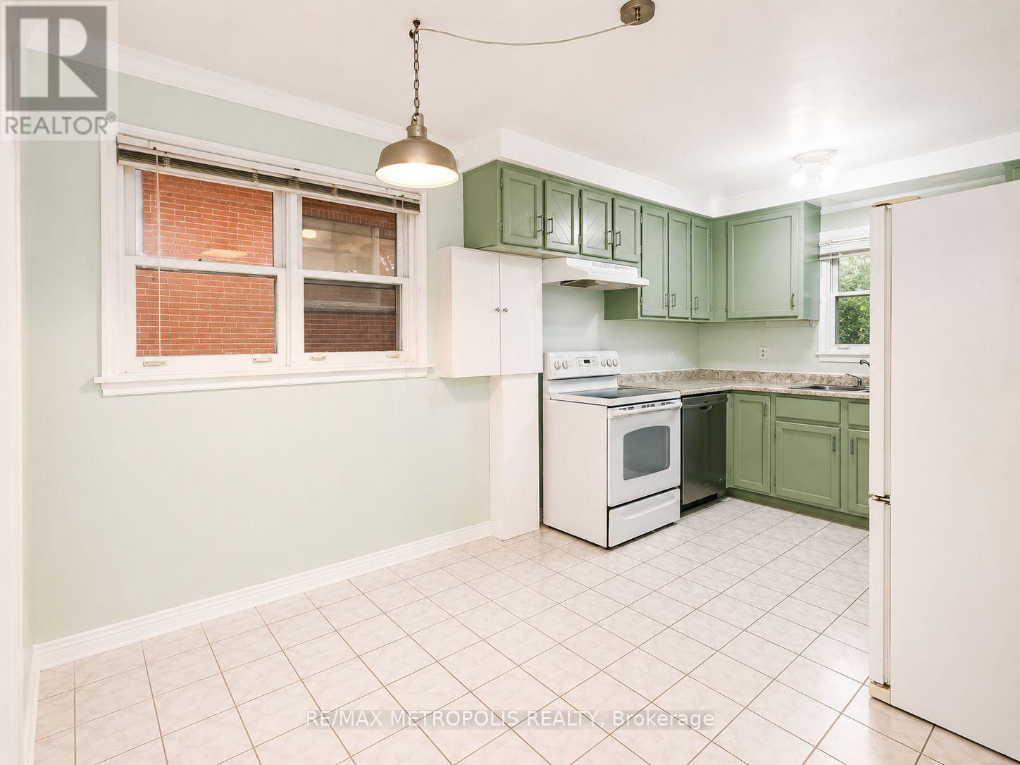Main - 266 Napier Street, Barrie, Ontario L4M 1X9 - Photo 5 - S13581016