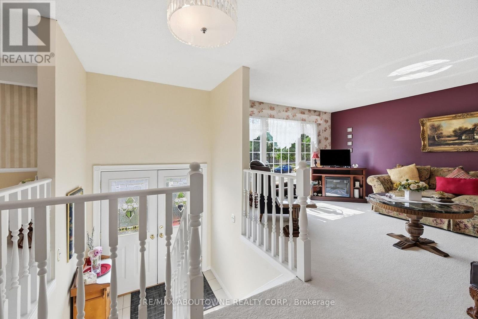 2339 Gillingham Drive, Burlington, Ontario L7P 4G5 - Photo 4 - W13581590