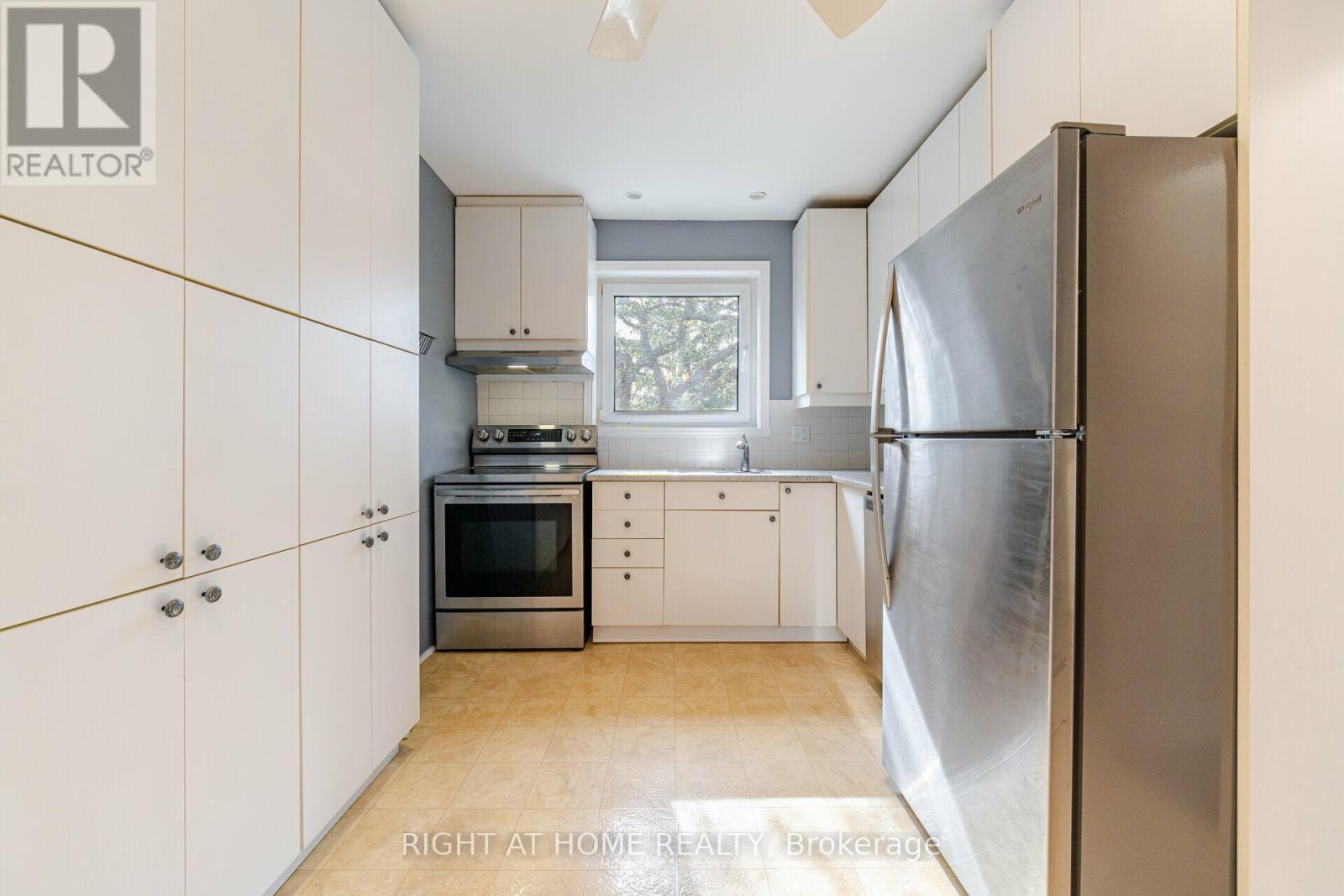154 Martin Grove Road, Toronto, Ontario  M9B 4K9 - Photo 11 - W13581618