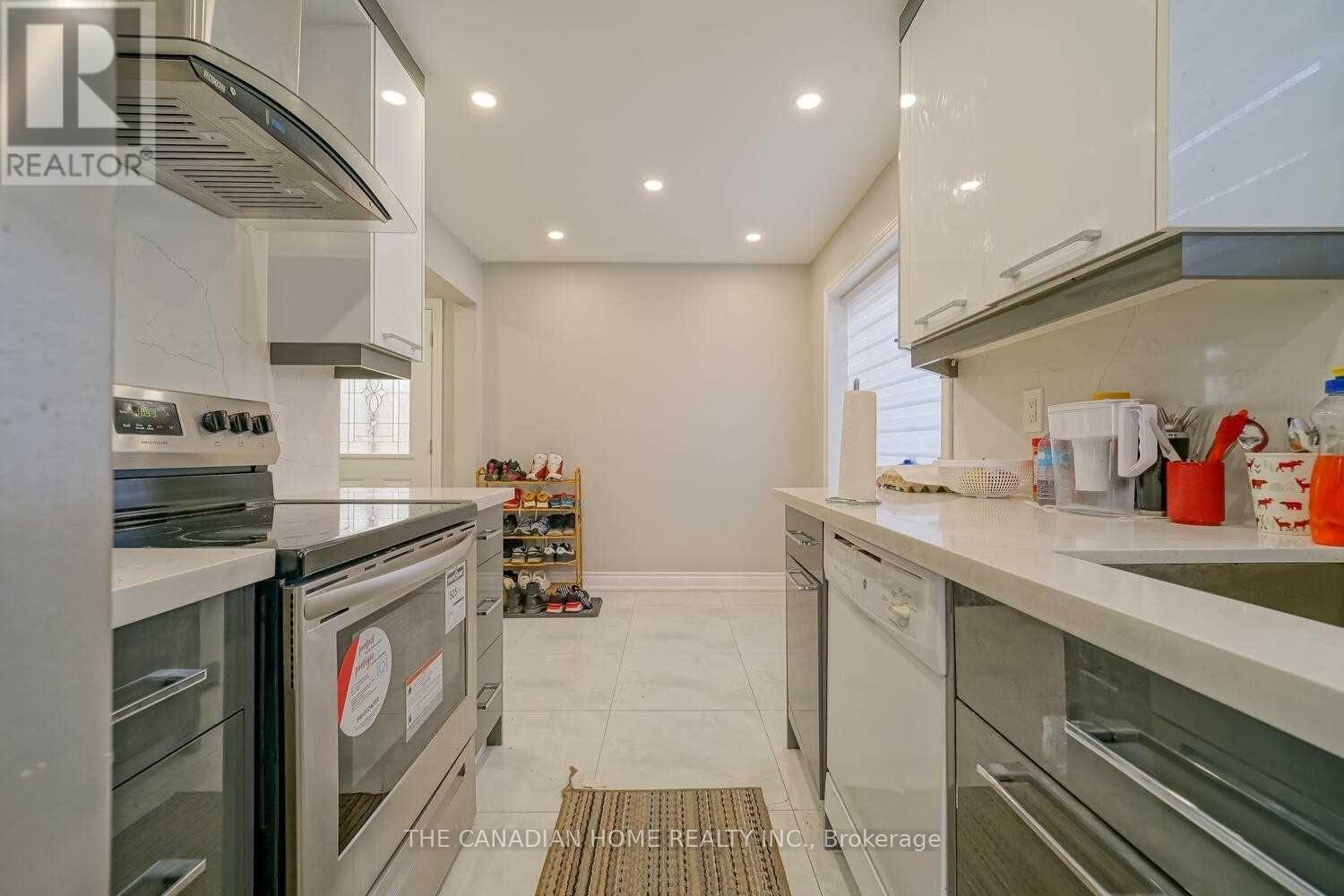 64 Somerset Drive, Brampton, Ontario  L6Z 1C5 - Photo 4 - W13581656