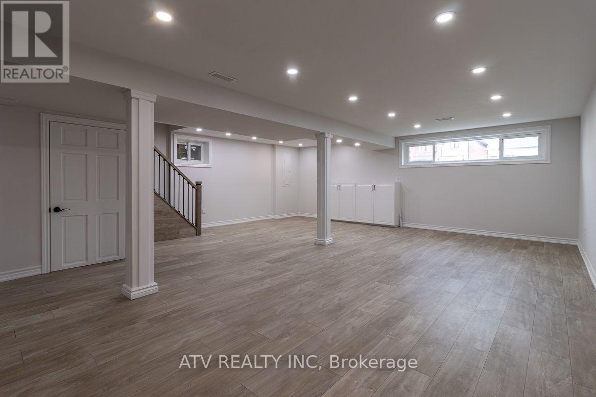 1064 Eastmount Avenue E, Mississauga, Ontario  L5E 1Z3 - Photo 12 - W13581712