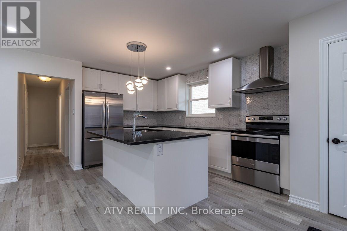 1064 Eastmount Avenue E, Mississauga, Ontario  L5E 1Z3 - Photo 2 - W13581712