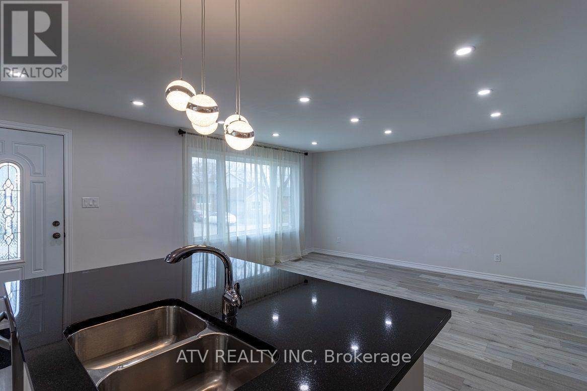 1064 Eastmount Avenue E, Mississauga, Ontario  L5E 1Z3 - Photo 4 - W13581712