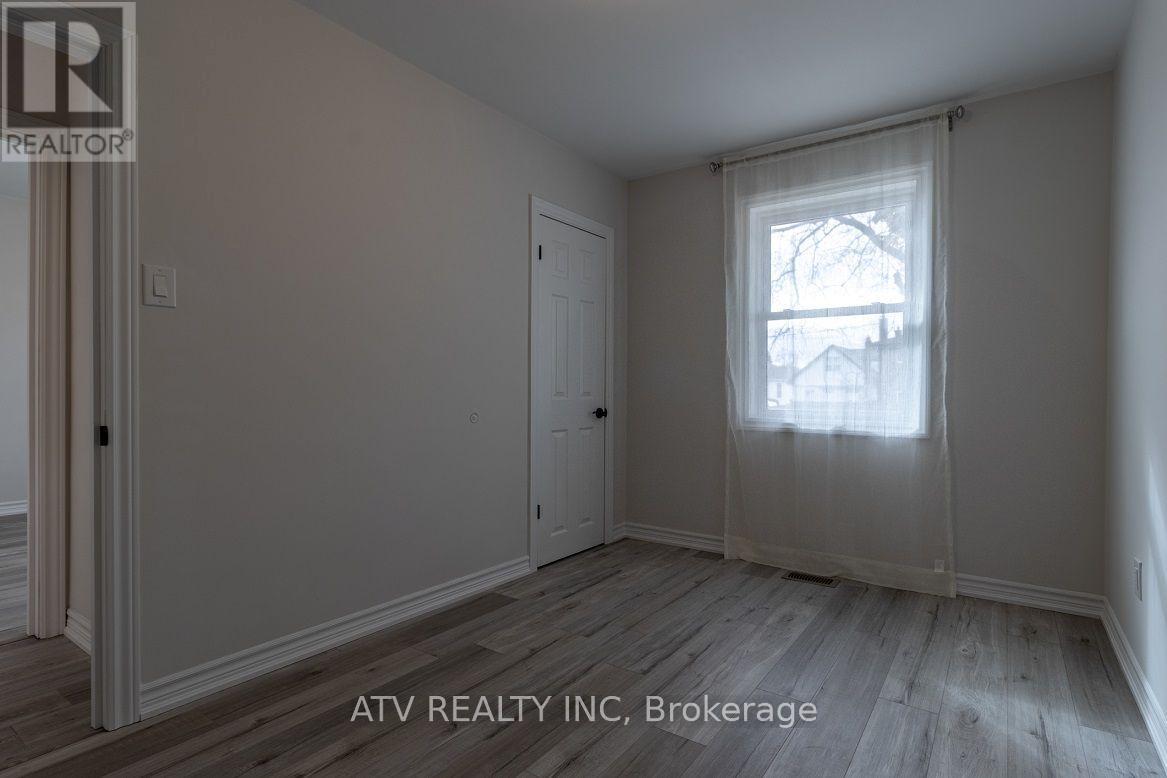1064 Eastmount Avenue E, Mississauga, Ontario  L5E 1Z3 - Photo 9 - W13581712