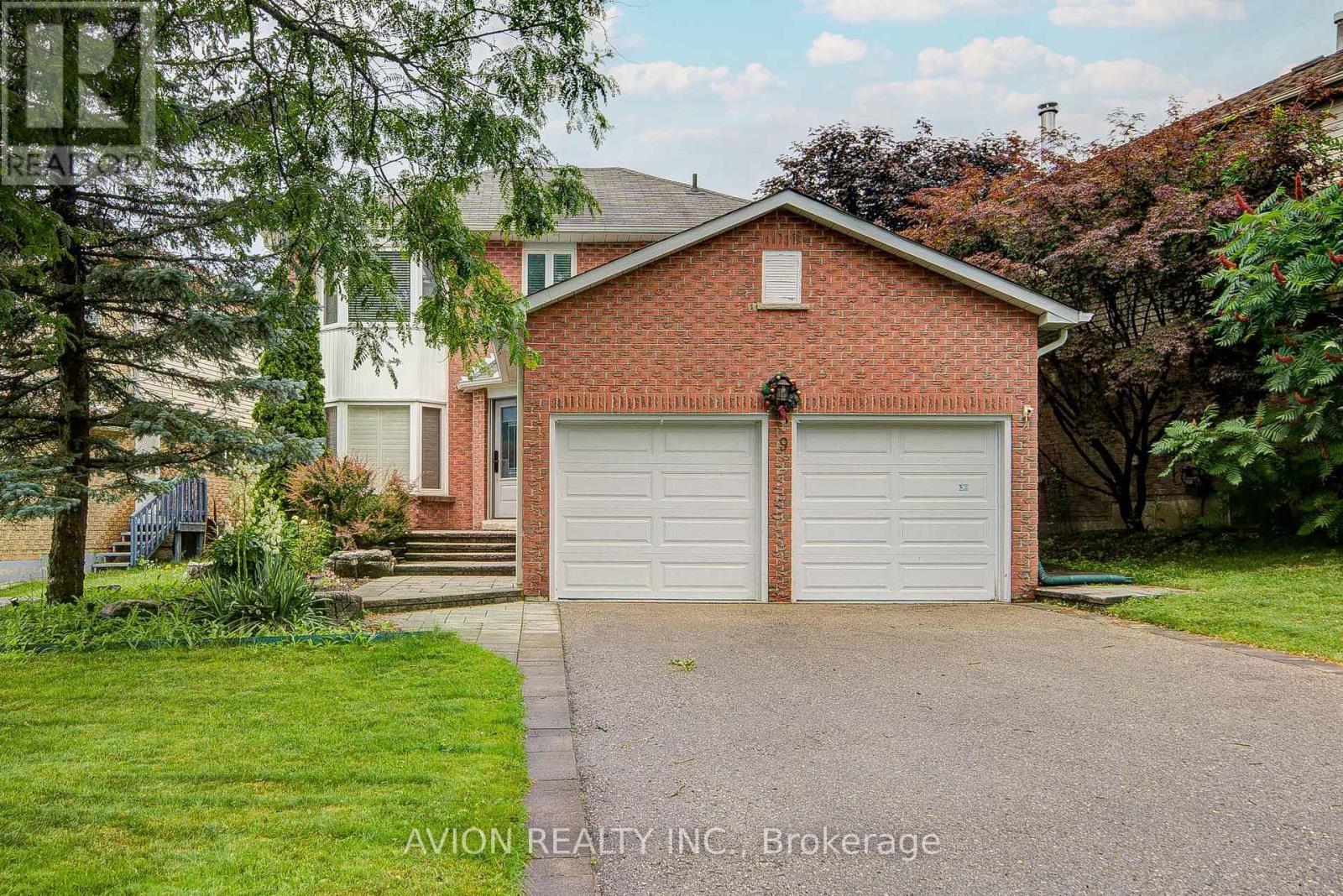 9 FALAN HEIGHTS CRESCENT, Aurora (Aurora Heights)