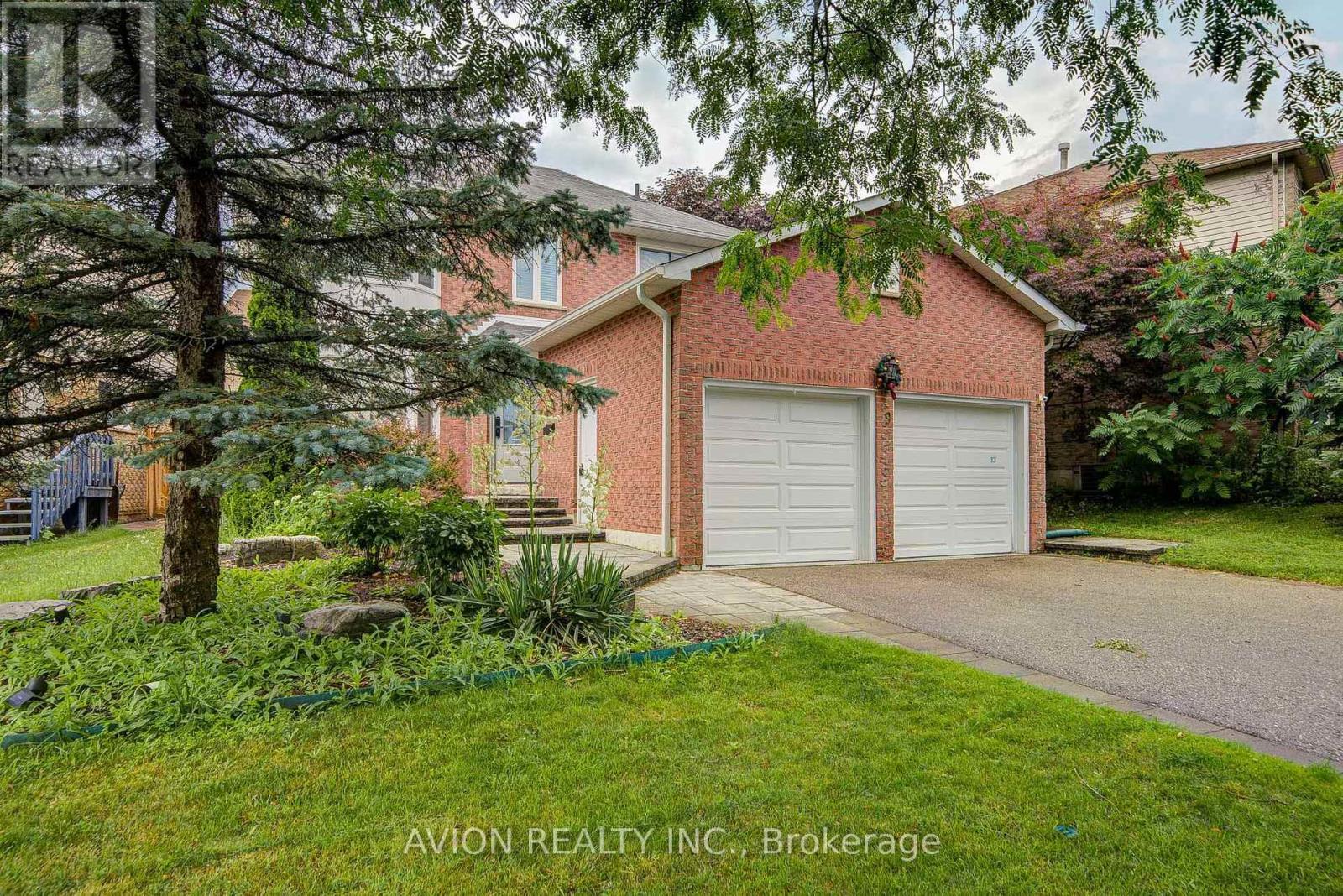 9 Falan Heights Crescent, Aurora, Ontario  L4G 5C2 - Photo 2 - N13581736