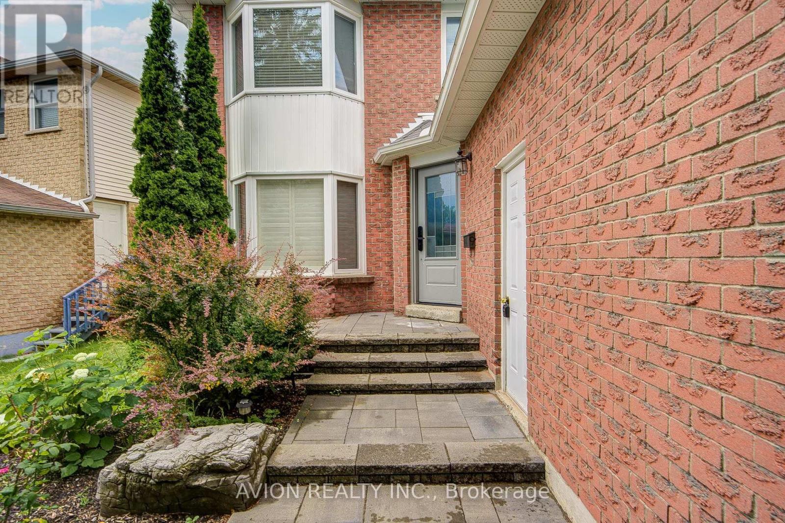 9 Falan Heights Crescent, Aurora, Ontario  L4G 5C2 - Photo 3 - N13581736
