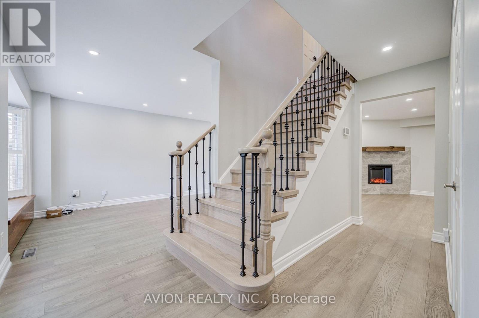 9 Falan Heights Crescent, Aurora, Ontario  L4G 5C2 - Photo 5 - N13581736