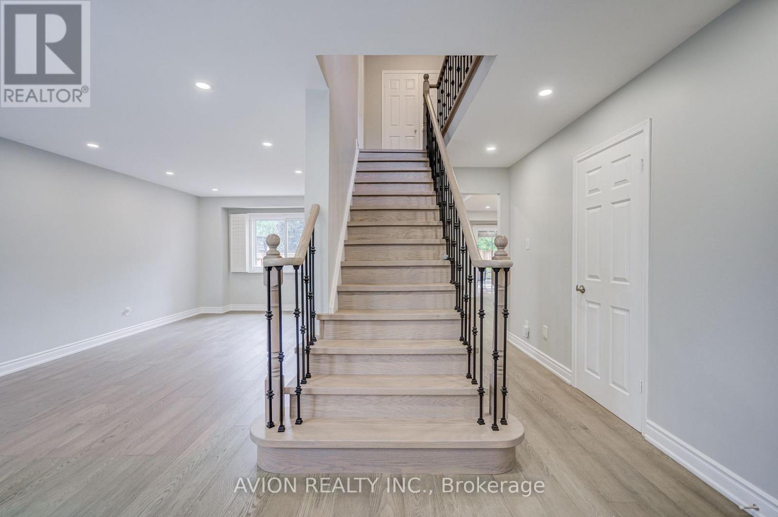 9 Falan Heights Crescent, Aurora, Ontario  L4G 5C2 - Photo 6 - N13581736