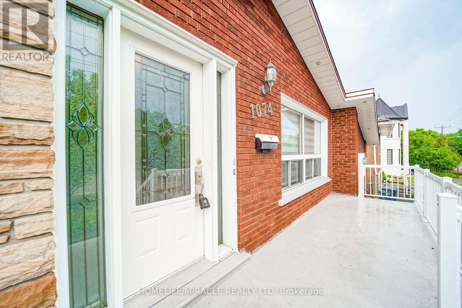 1074 Midland Avenue, Toronto, Ontario  M1K 4G9 - Photo 4 - E13569090