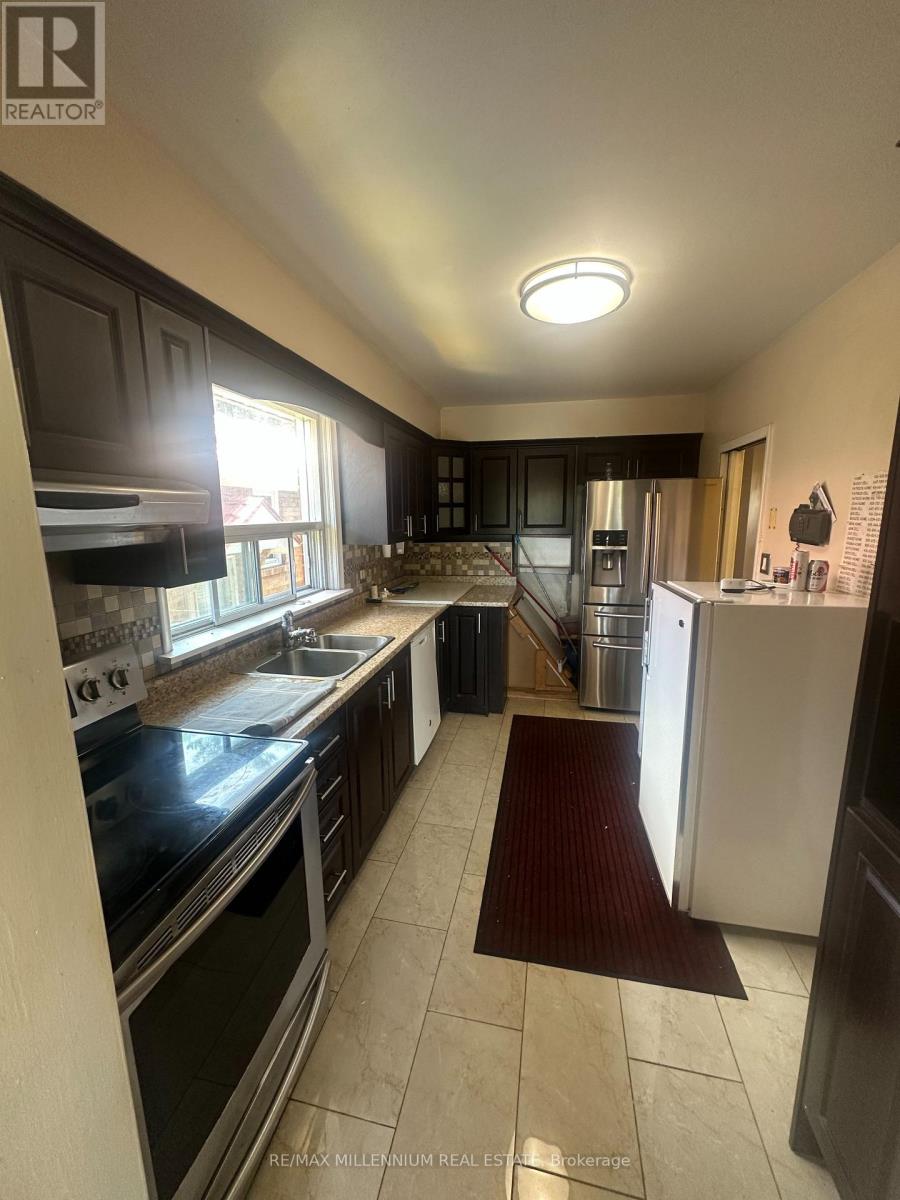5 Brewton Road, Toronto, Ontario  M1G 1W2 - Photo 4 - E13567234