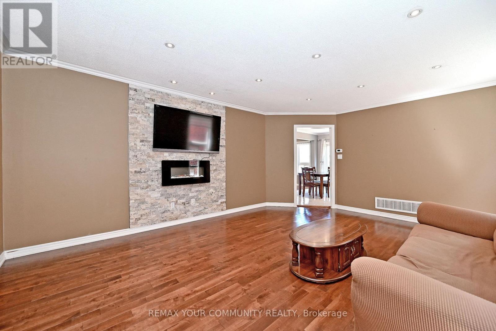 73 Laurendale Avenue, Georgina, Ontario  L4P 4G1 - Photo 6 - N13581904