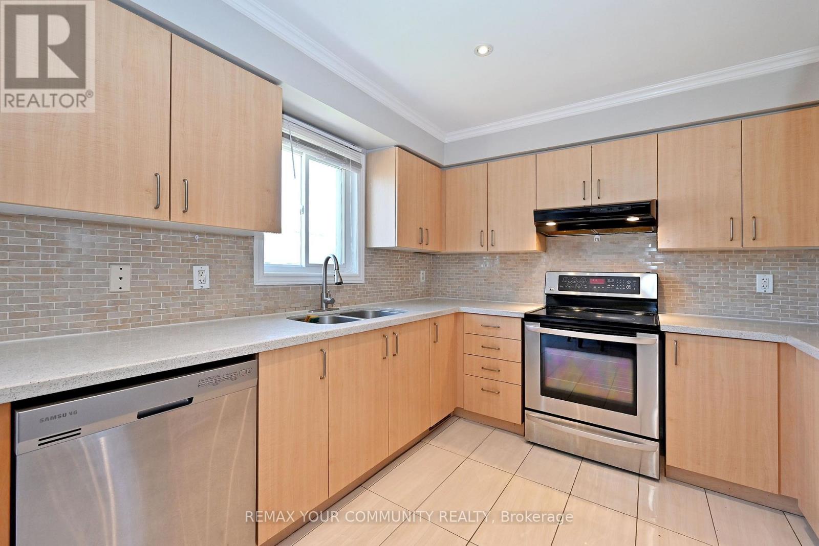 73 Laurendale Avenue, Georgina, Ontario  L4P 4G1 - Photo 8 - N13581904