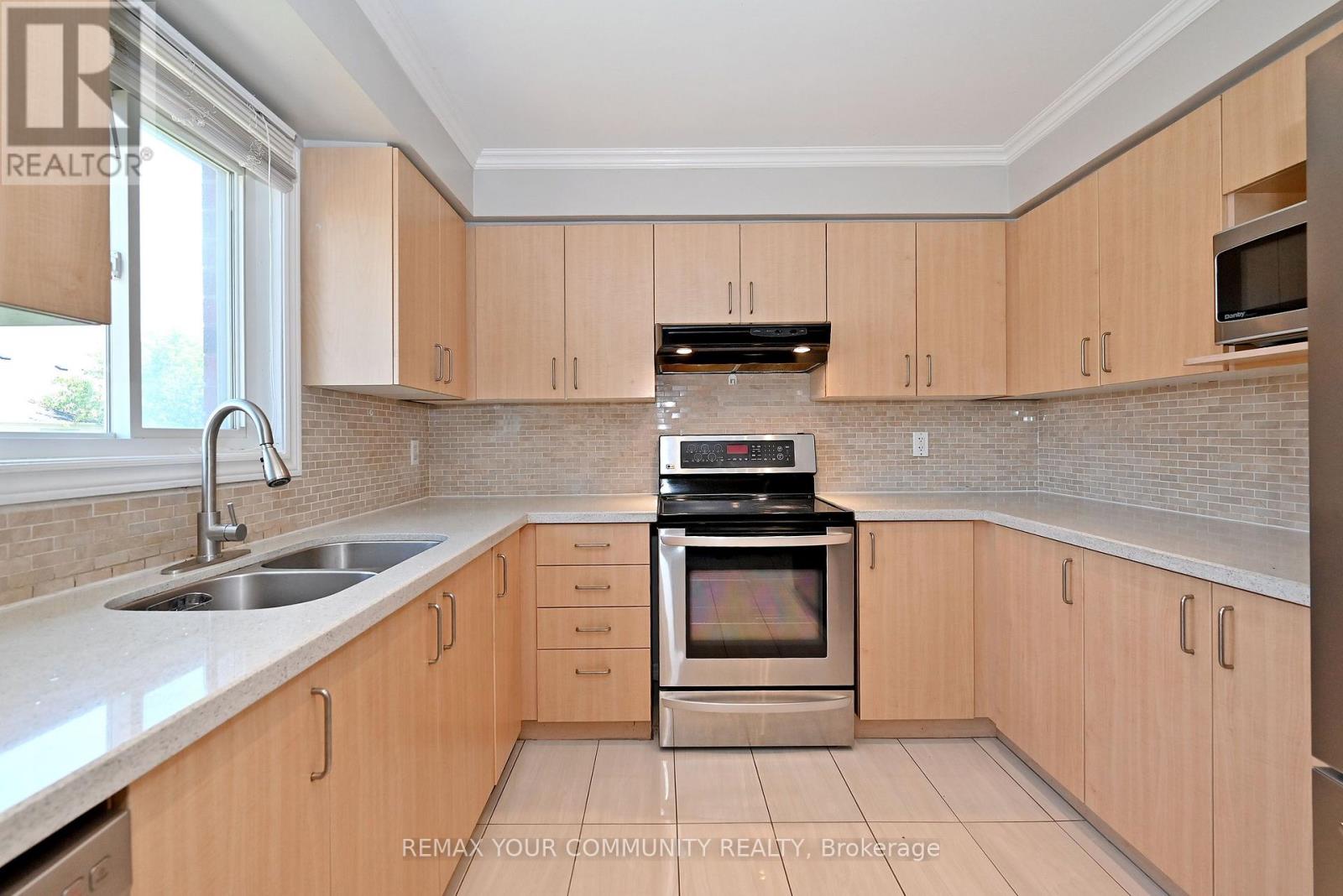 73 Laurendale Avenue, Georgina, Ontario  L4P 4G1 - Photo 9 - N13581904