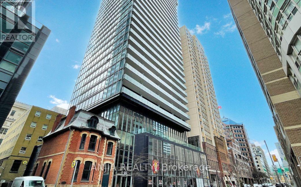 902 - 15 GRENVILLE STREET, Toronto, Ontario