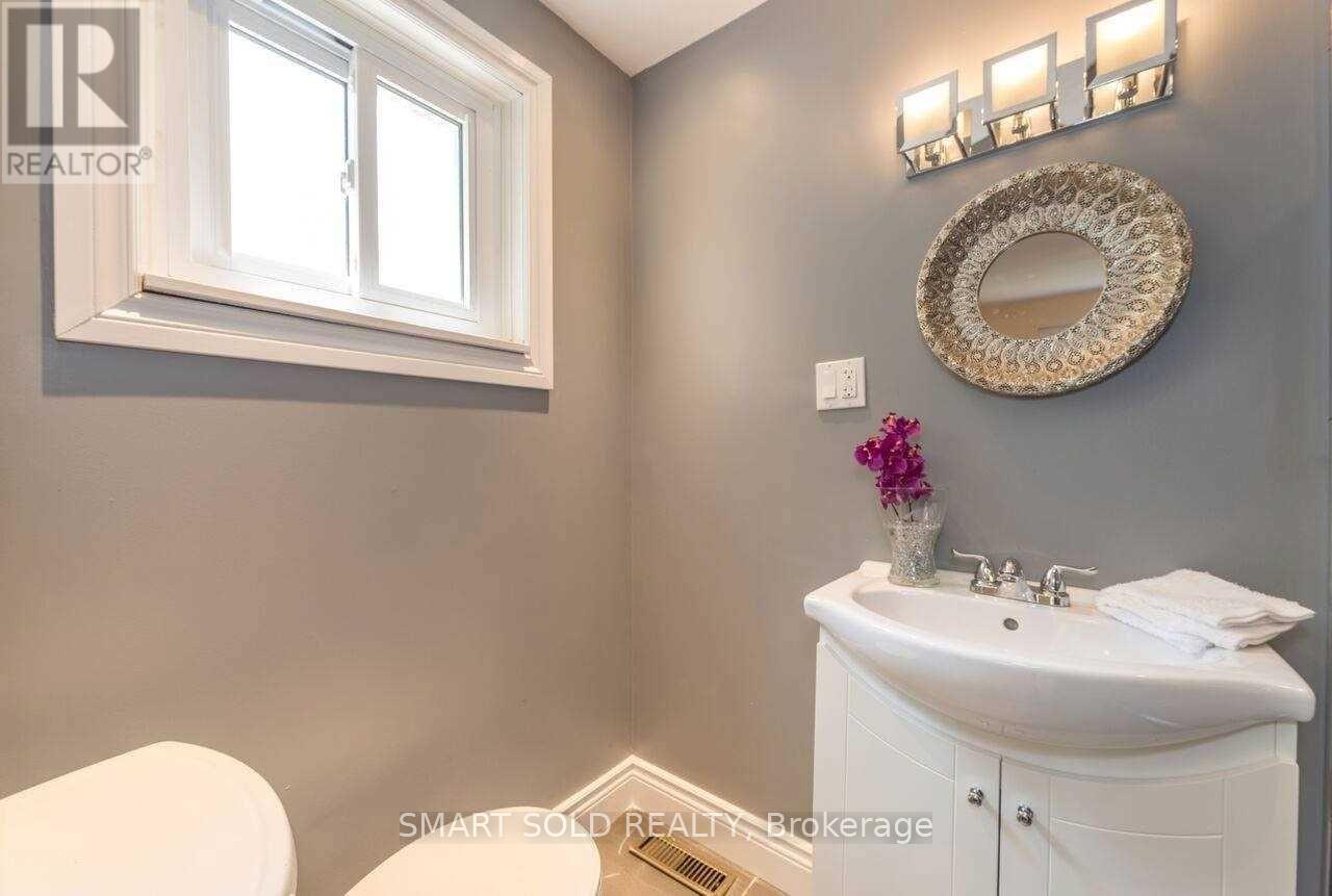 Main - 1116 Pomona Court, Mississauga, Ontario L5C 1N2 - Photo 10 - W13582032