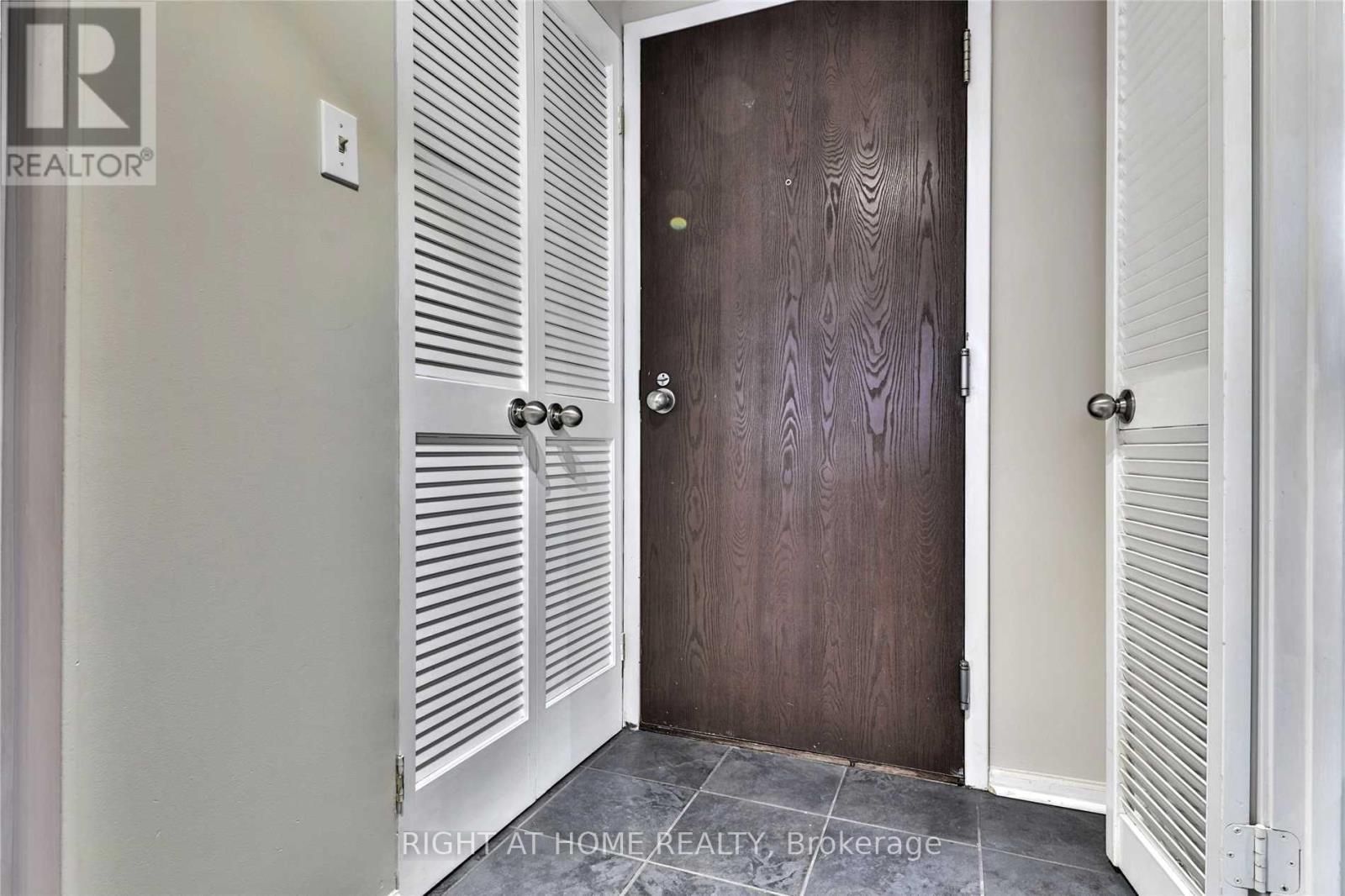 906 - 717 Bay Street, Toronto, Ontario  M5G 2J9 - Photo 2 - C13582078
