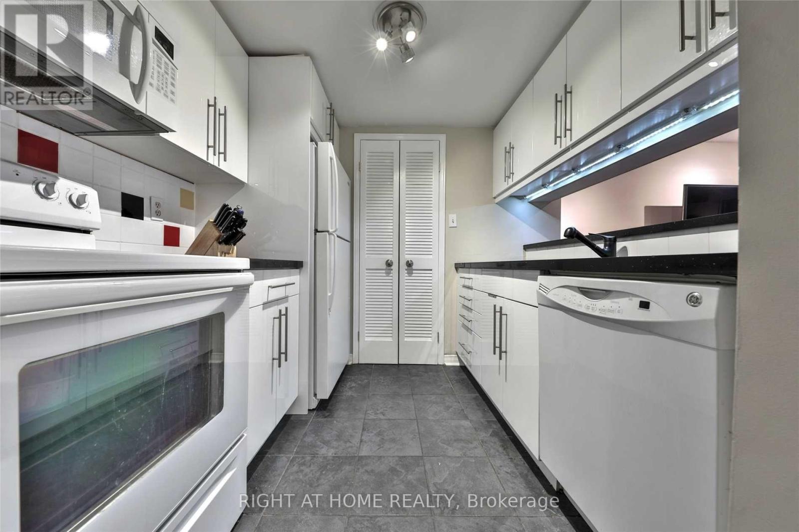 906 - 717 Bay Street, Toronto, Ontario  M5G 2J9 - Photo 3 - C13582078