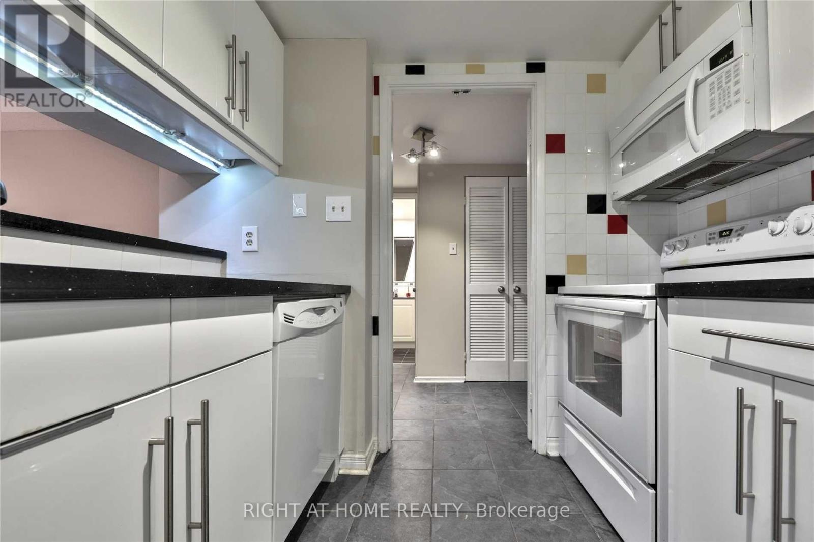 906 - 717 Bay Street, Toronto, Ontario  M5G 2J9 - Photo 4 - C13582078
