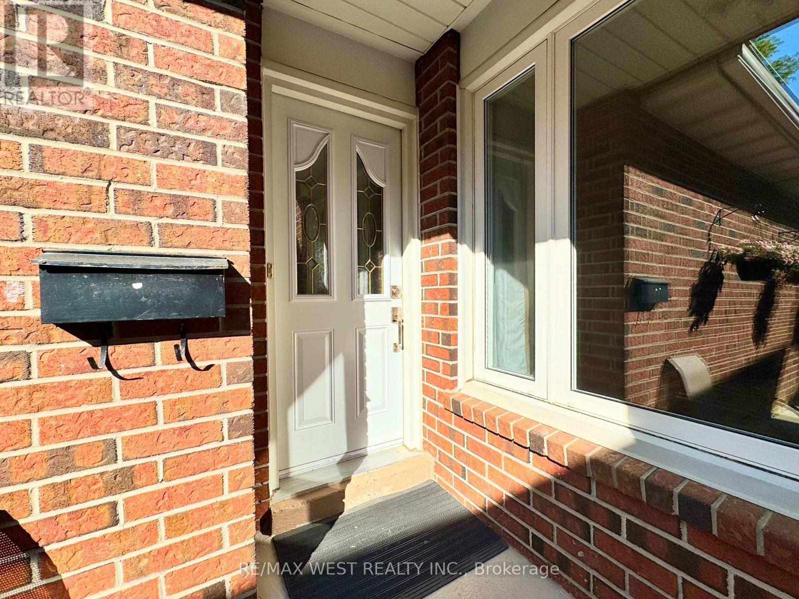 40 Maplehurst Square, Brampton, Ontario L6Z 1J6 - Photo 5 - W13582012