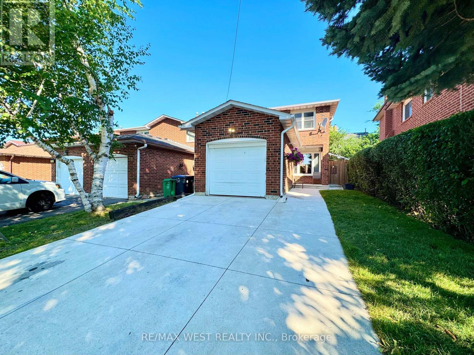 40 Maplehurst Square, Brampton, Ontario L6Z 1J6 - Photo 2 - W13582012
