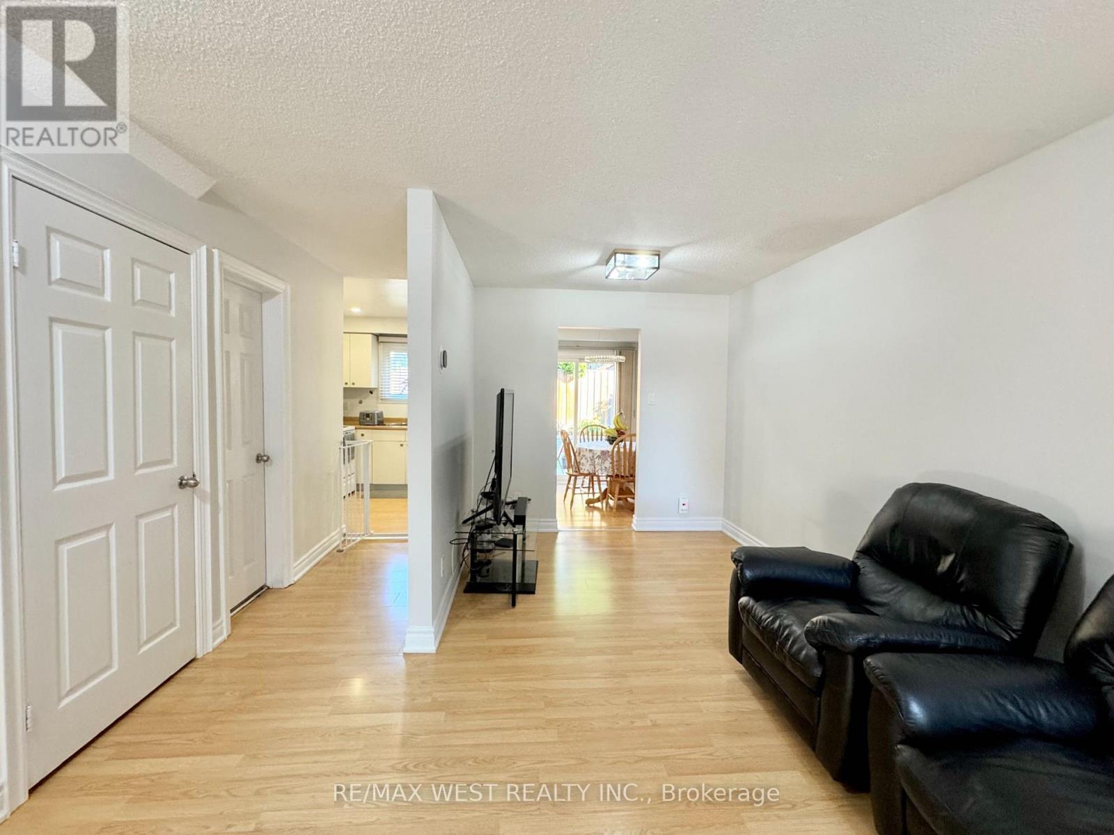 40 Maplehurst Square, Brampton, Ontario L6Z 1J6 - Photo 9 - W13582012