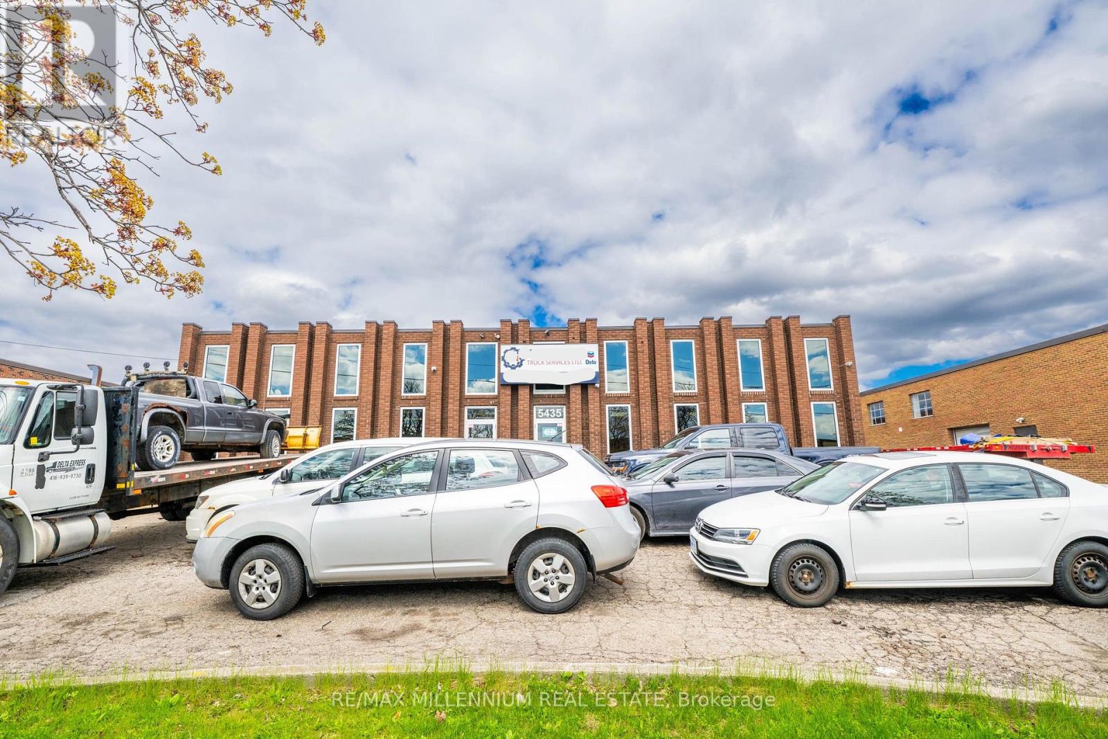 5435 Maingate Drive, Mississauga, Ontario L4W 1G6 - Photo 2 - W13582106