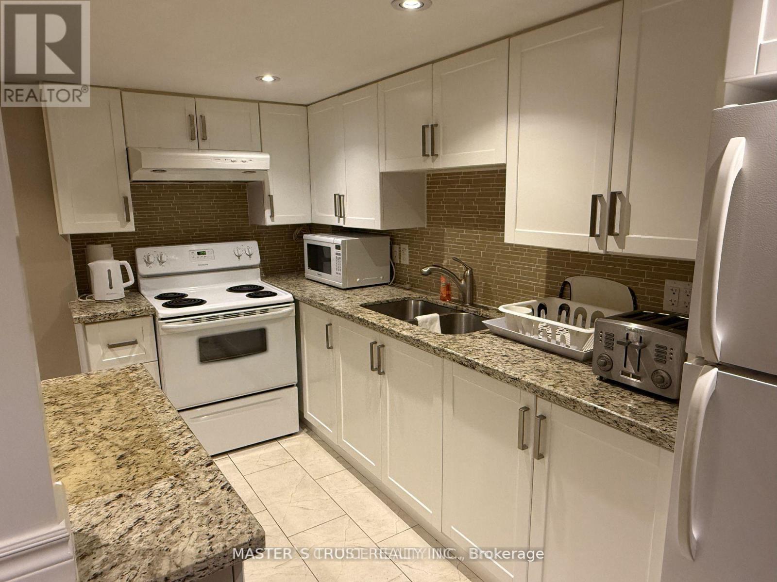 206 Aspenwood Dr Drive, Newmarket, Ontario L3X 3L1 - Photo 3 - N13582132