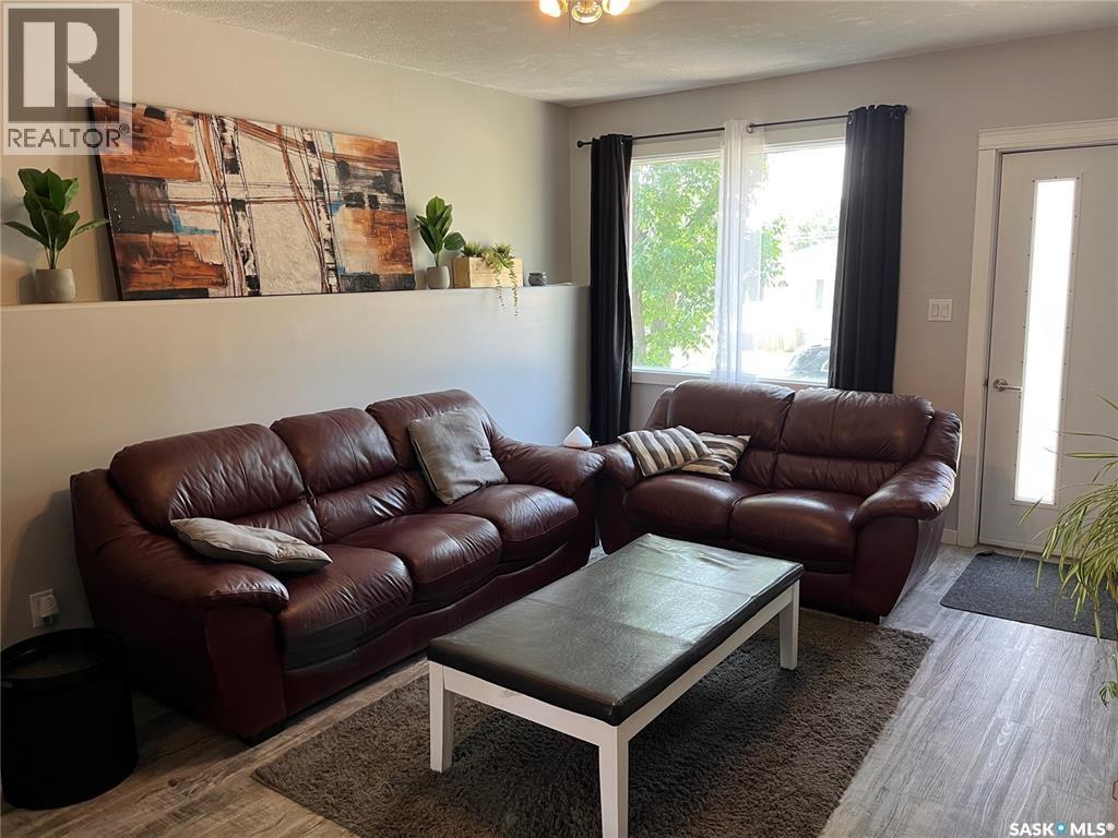 551 2nd Avenue Nw, Swift Current, Saskatchewan  S9H 0R1 - Photo 3 - SK043032