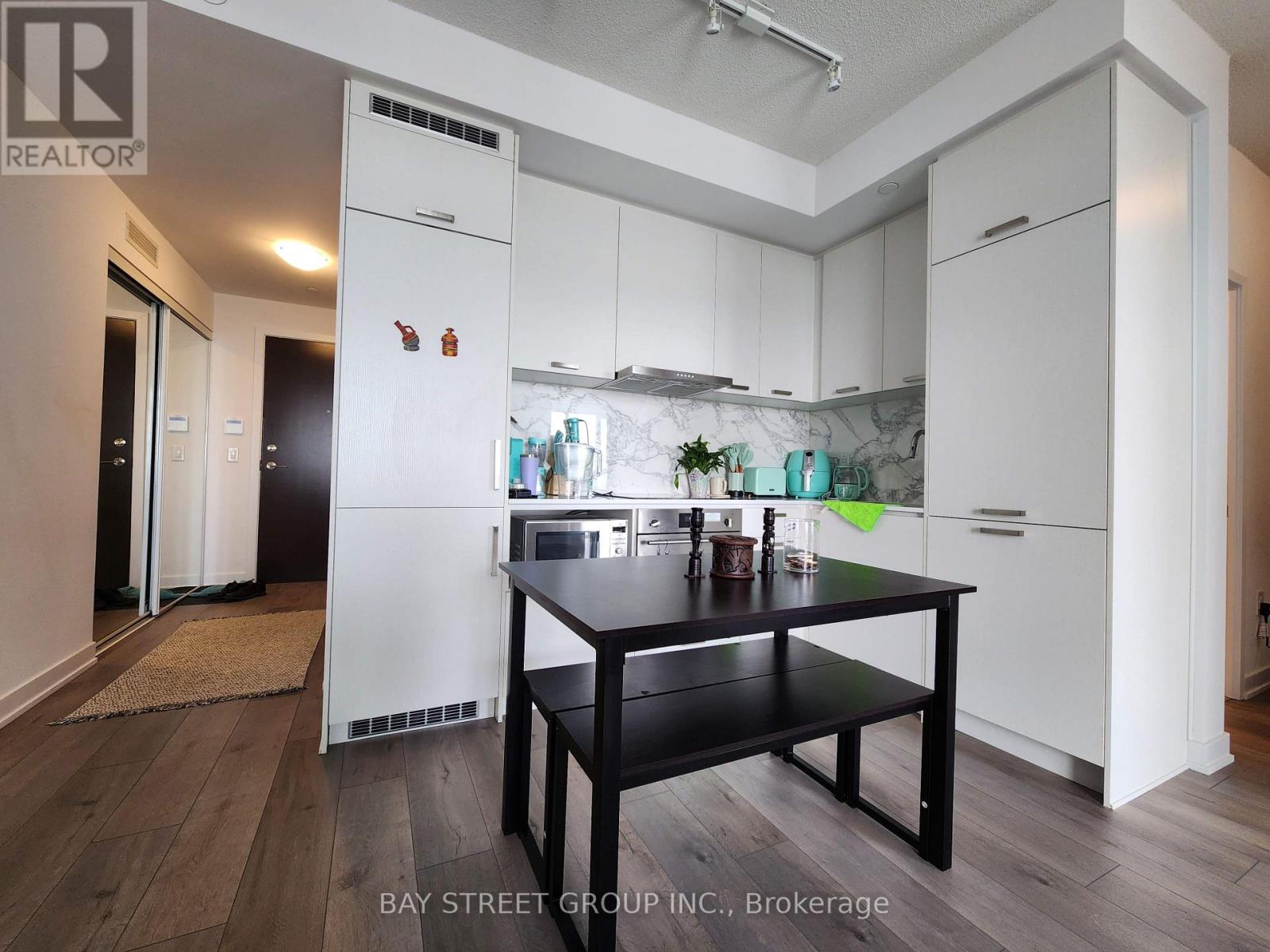 5 - 38 Honeycrisp Crescent, Vaughan, Ontario L4K 0M8 - Photo 4 - N13582256