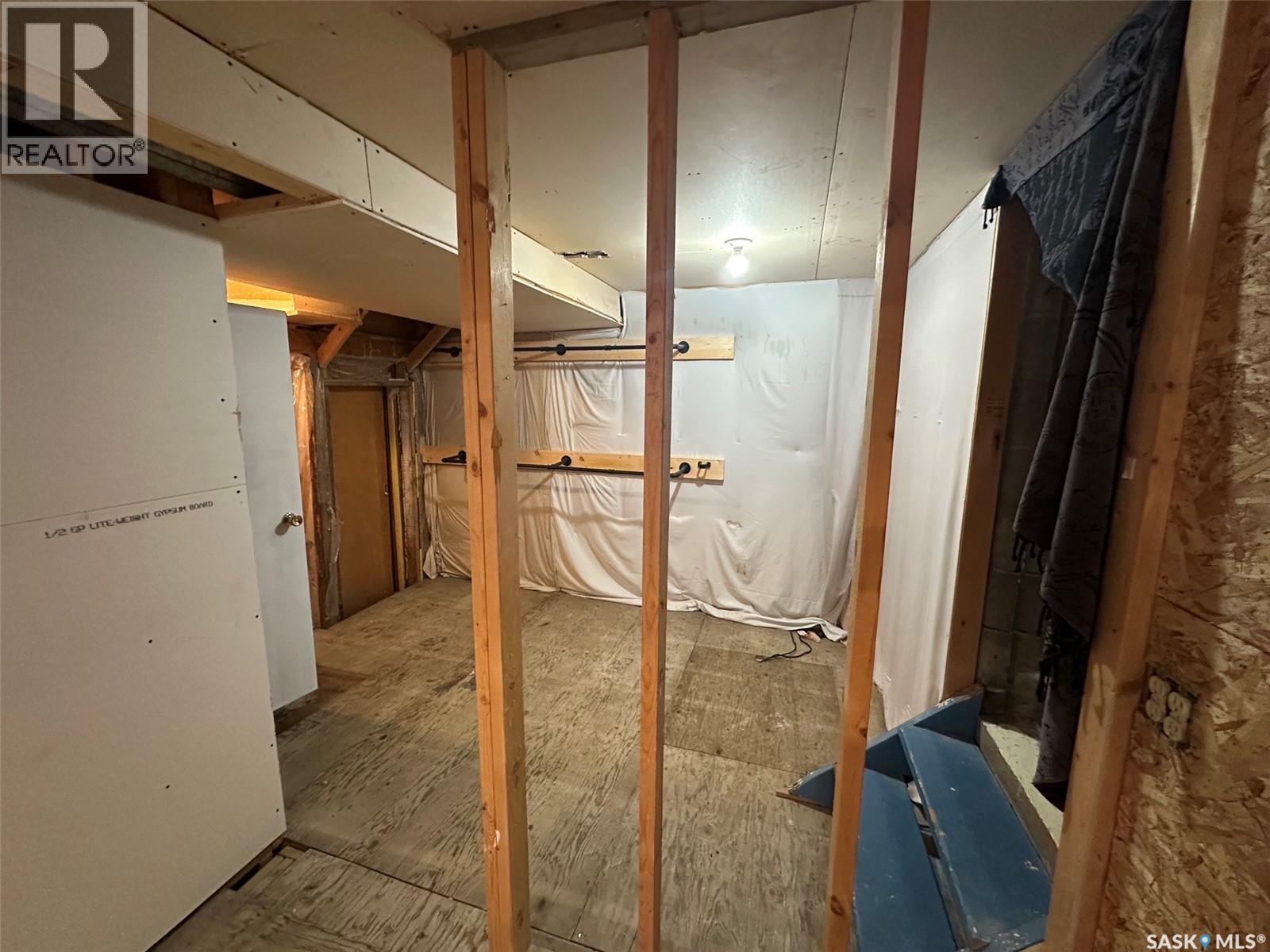 142 2nd Avenue W, Central Butte, Saskatchewan  S0H 0T0 - Photo 29 - SK043044