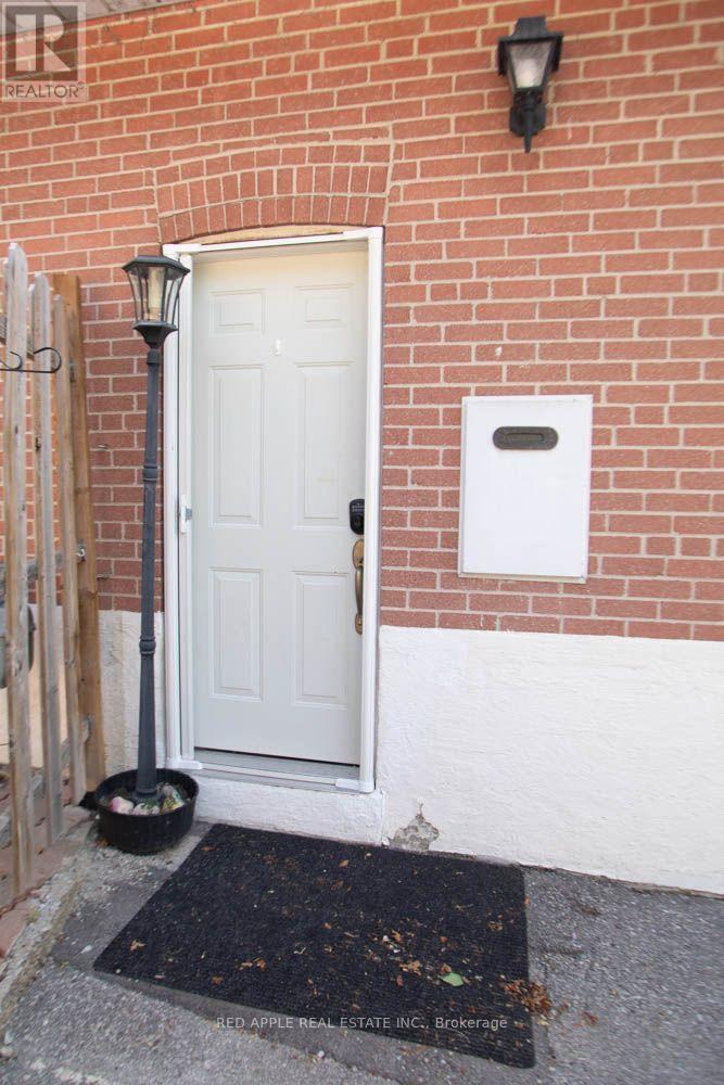 126 Longford Drive, Newmarket, Ontario  L3Y 2Y5 - Photo 3 - N13582356