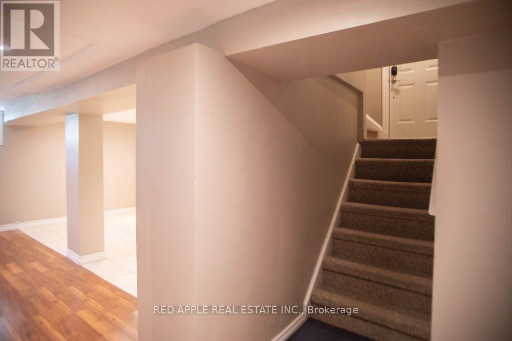 126 Longford Drive, Newmarket, Ontario  L3Y 2Y5 - Photo 4 - N13582356