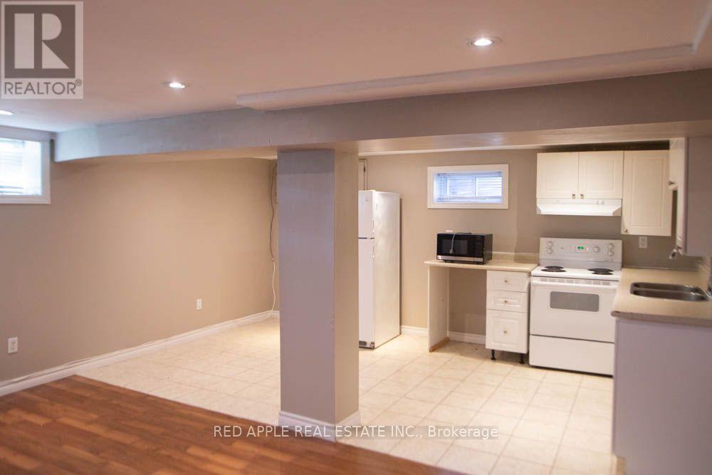 126 Longford Drive, Newmarket, Ontario  L3Y 2Y5 - Photo 6 - N13582356