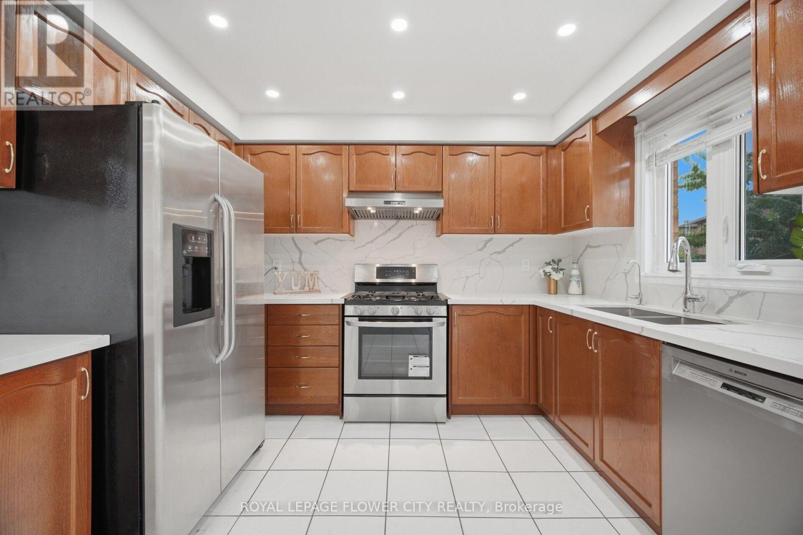 25 Skylar Circle, Brampton, Ontario L6P 0Z4 - Photo 11 - W13582456