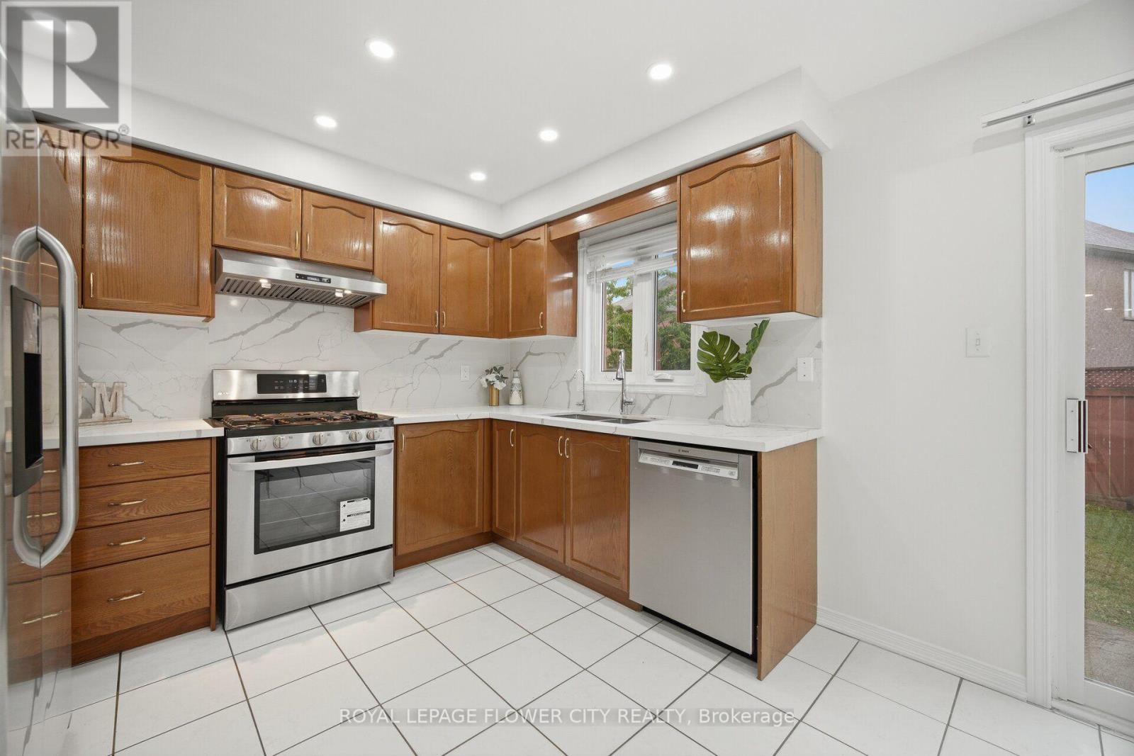 25 Skylar Circle, Brampton, Ontario L6P 0Z4 - Photo 12 - W13582456