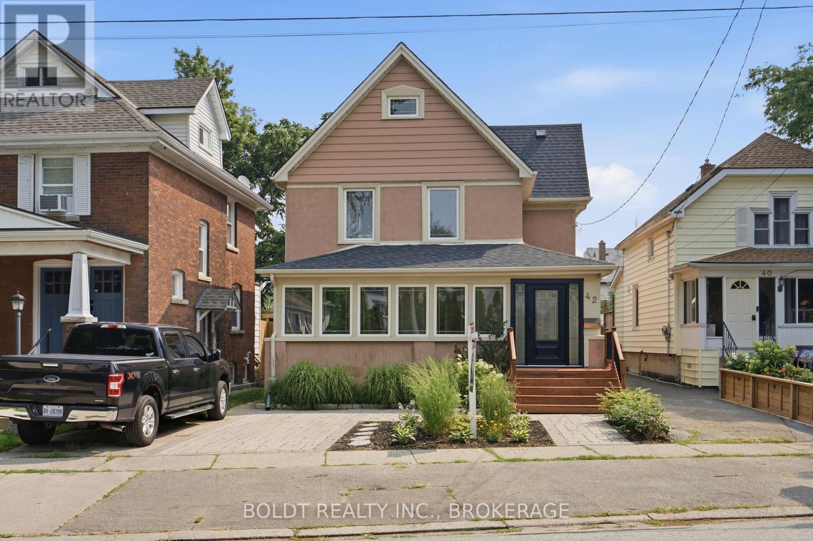 42 Thomas Street, St. Catharines (Downtown), Ontario L2R 6L9 - Photo 1 - X13582496