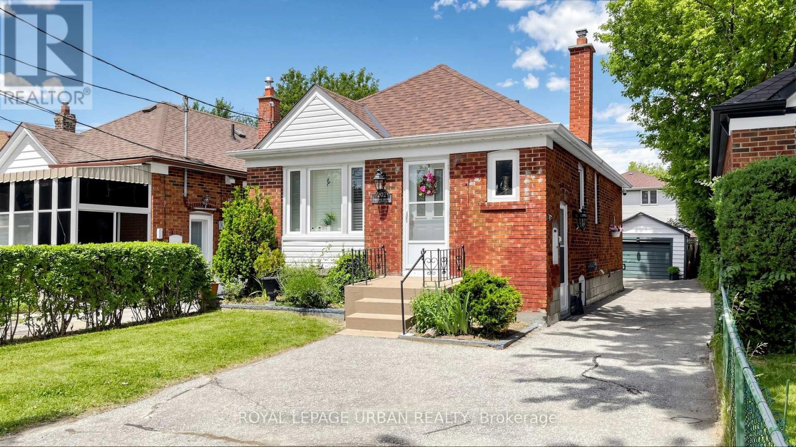 202 Virginia Avenue, Toronto, Ontario  M4C 2T7 - Photo 2 - E13582732