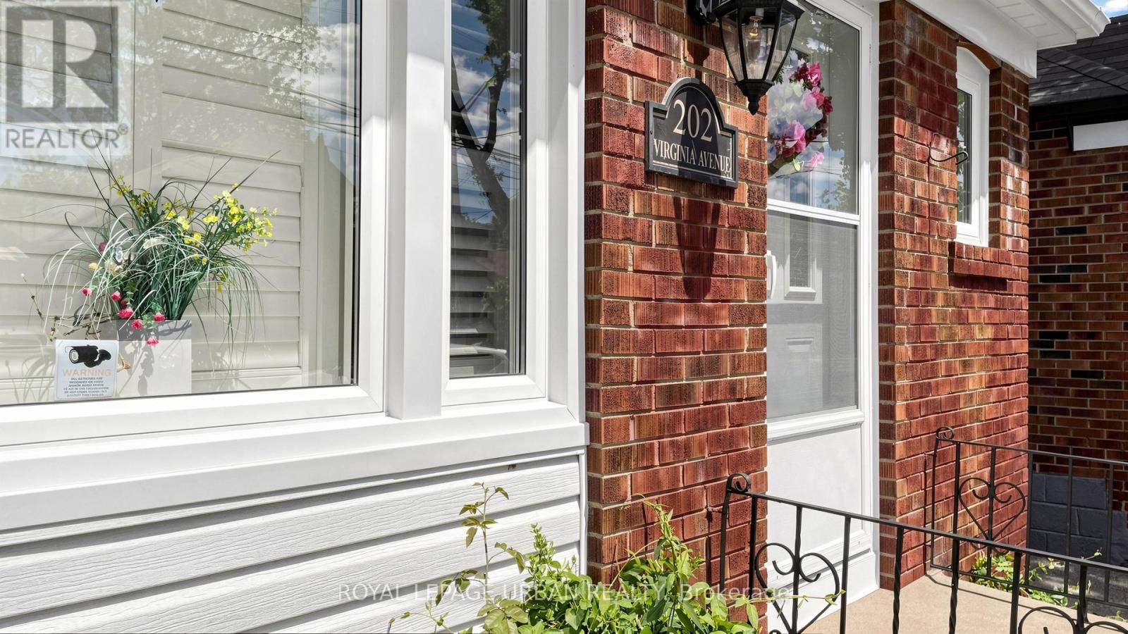 202 Virginia Avenue, Toronto, Ontario  M4C 2T7 - Photo 3 - E13582732