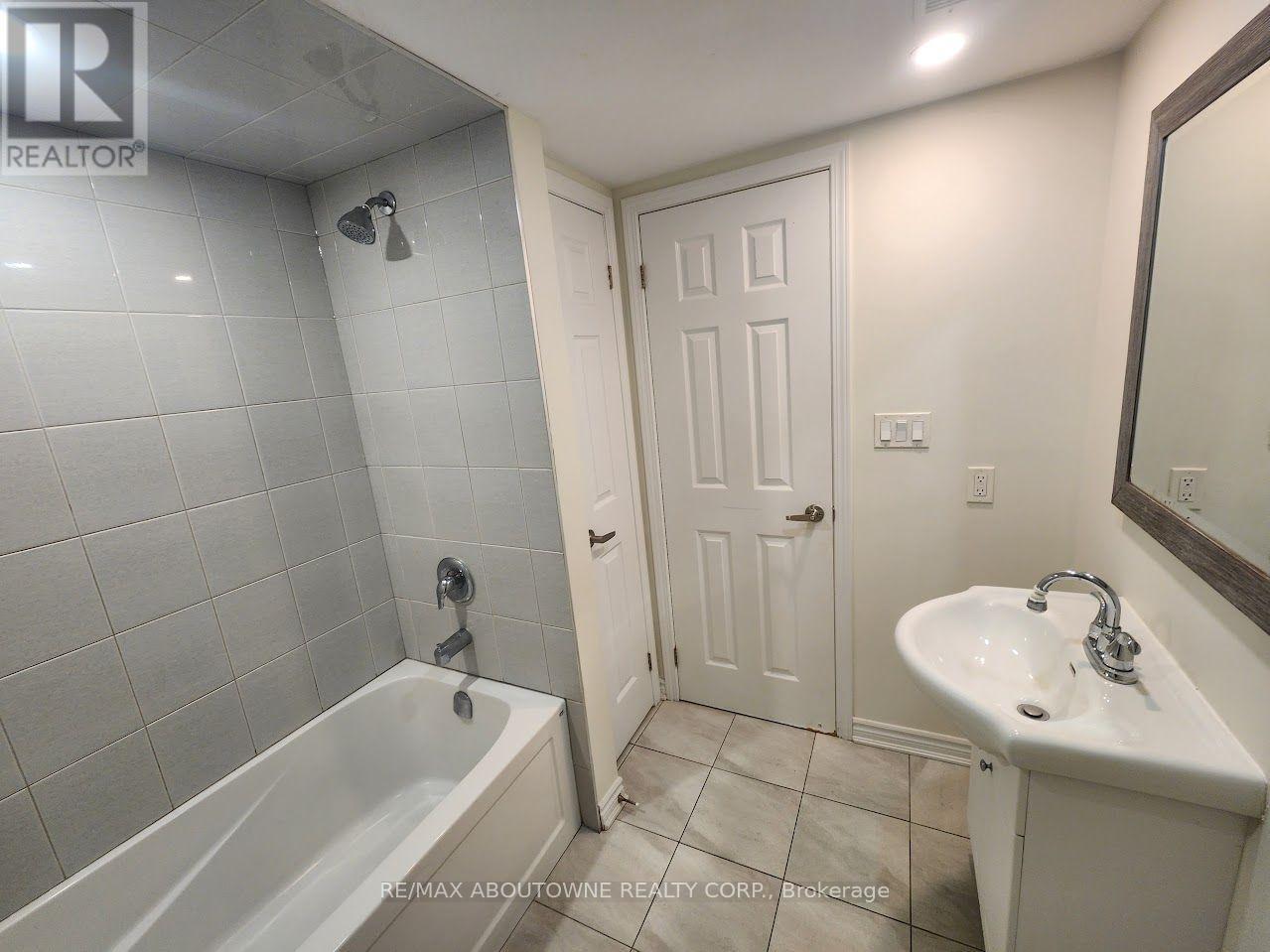 Lower - 18 Greeningdon Drive, Hamilton, Ontario  L9A 3A7 - Photo 11 - X13582788