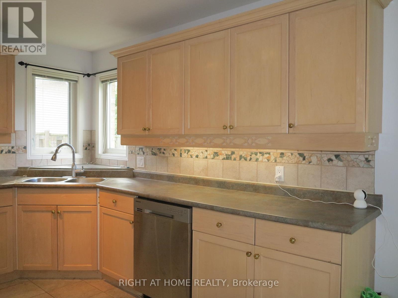 35 Moraine Crescent, London North, Ontario N6G 4Z1 - Photo 7 - X13583056