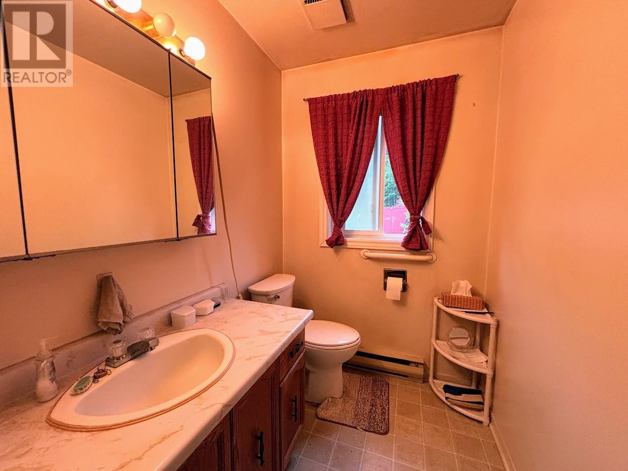 37 Matachewan Rd, Manitouwadge, Ontario  P0T 2C0 - Photo 12 - TB2602006