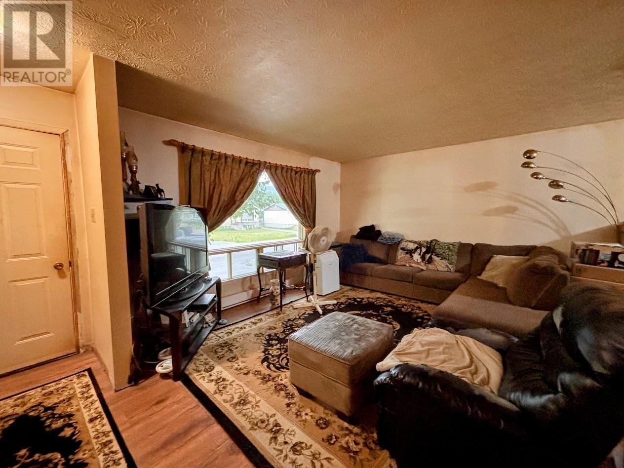 37 Matachewan Rd, Manitouwadge, Ontario  P0T 2C0 - Photo 5 - TB2602006