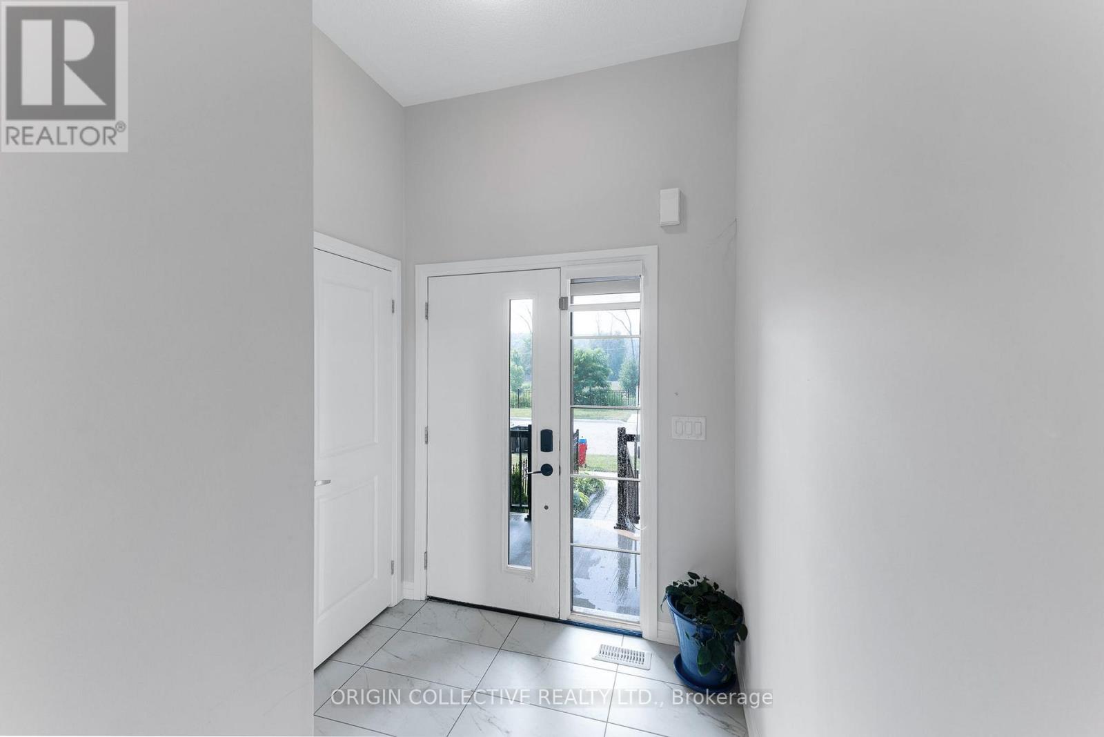 215 Landolfi Way, Bradford West Gwillimbury (Bradford), Ontario  L3Z 4L7 - Photo 4 - N13582870